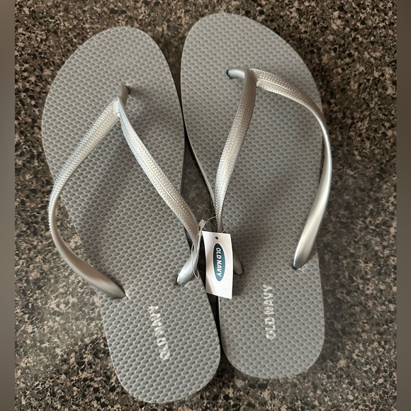 Old Navy Women's Gray Flip Flops - Picture 2 of 4